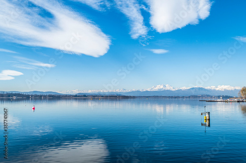 Fényképezés the Varese lake with the Alps in background