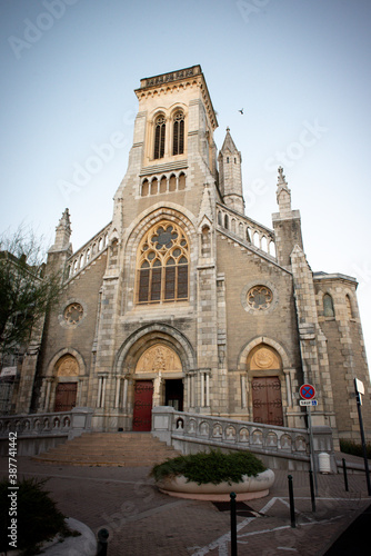 extérieure de Église gothique Sainte-Eugénie de Biarritz au levé du jour en France