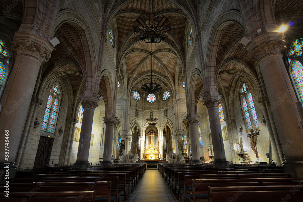 intérieure de Église gothique Sainte-Eugénie de Biarritz au levé du jour en France