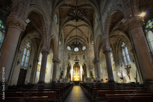 Fototapeta Naklejka Na Ścianę i Meble -  intérieure de Église gothique Sainte-Eugénie de Biarritz au levé du jour en France