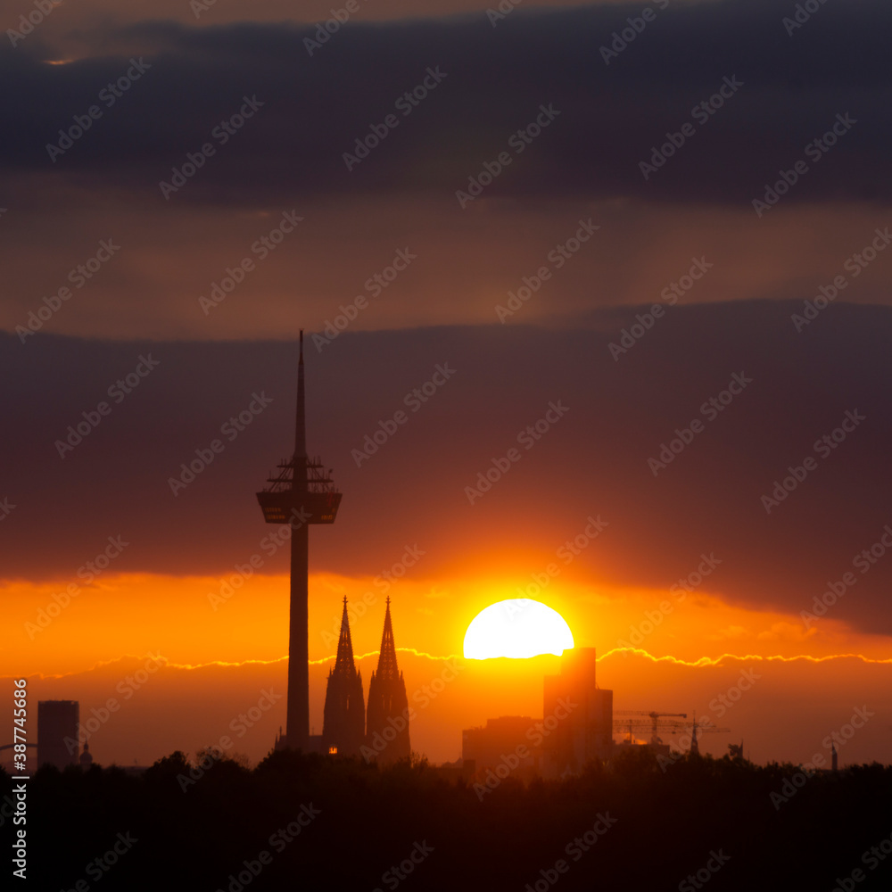 Obraz premium Sonnenaufgang über dem Dom