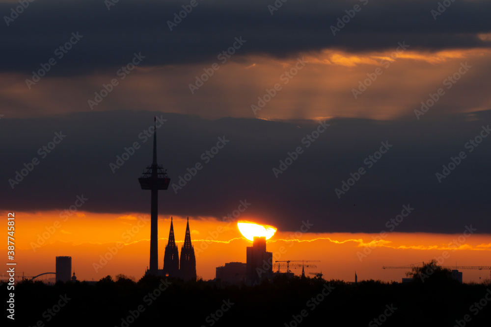 Sonnenaufgang über dem Dom