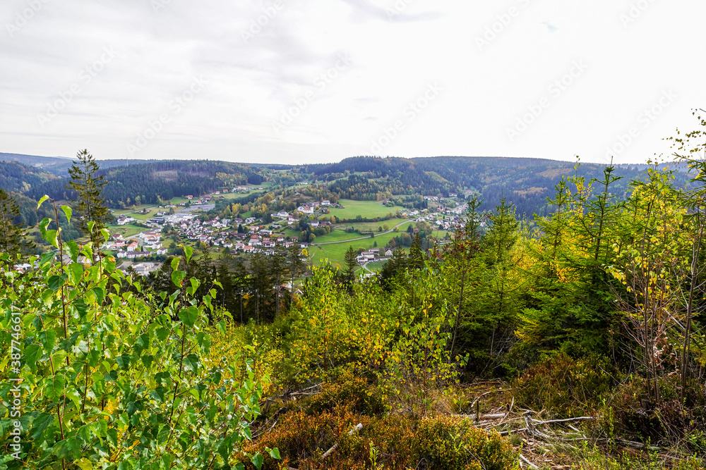 Obraz premium Blick auf Warmensteinach im Fichtelgebirge im Herbst