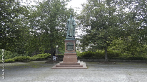 Statuie în parc photo