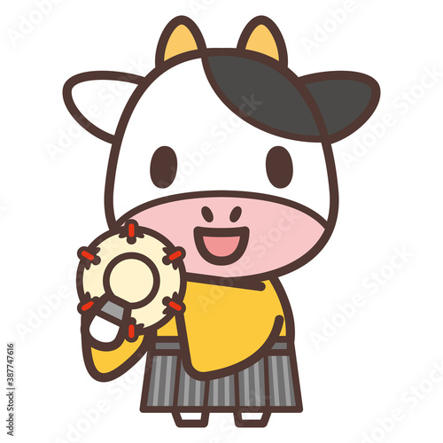 太鼓を持つかわいい牛のキャラクター-日本の伝統芸能