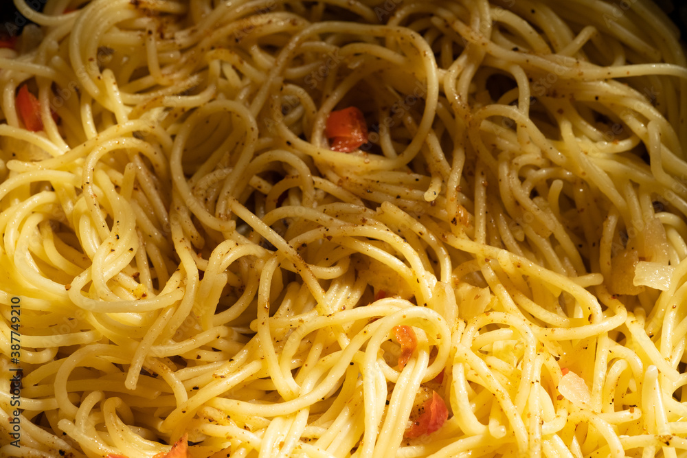 Cooked spaghetti with seasoning and pepper Cooked spaghetti with seasoning and pepper