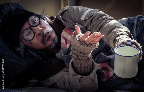 Slika na platnu One bare hand and one holding mug asking for help.