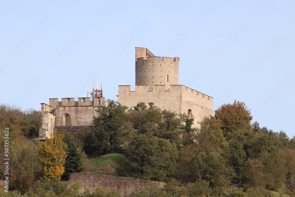 Le château médiéval de Fallavier vu de l'extérieur, ville de Saint Quentin Fallavier, département de l'Isère, France