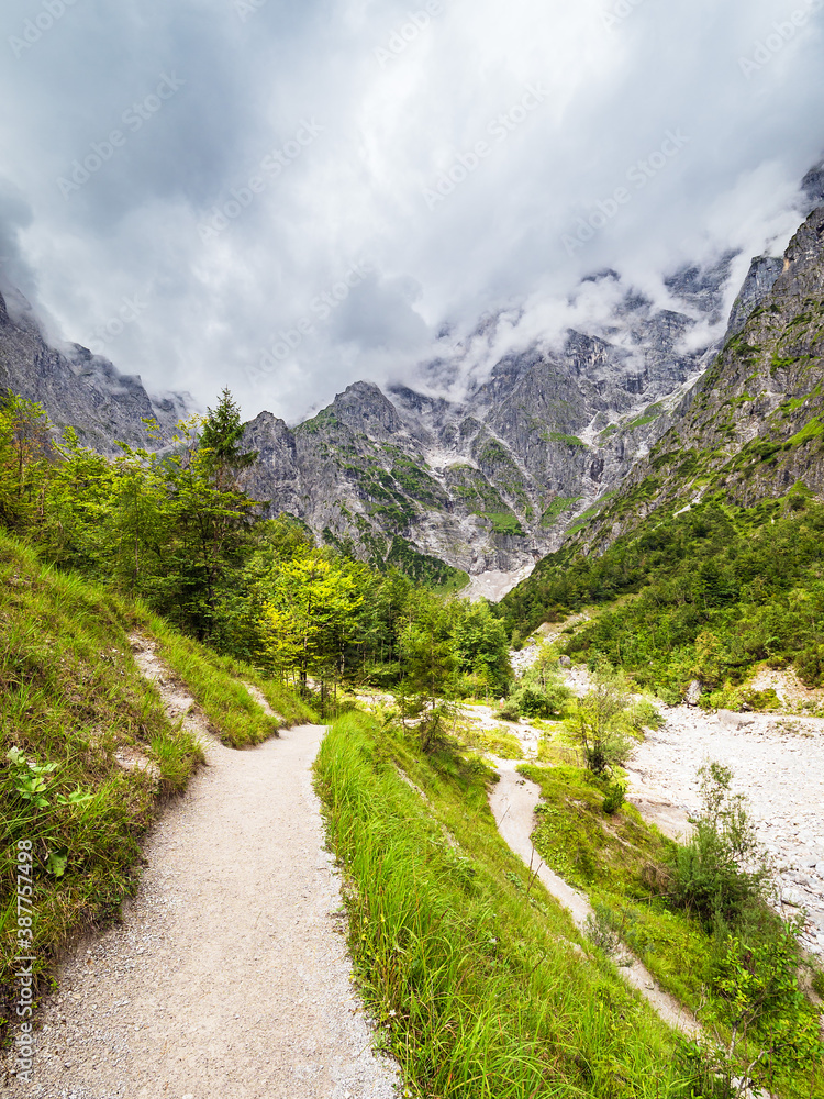 Wanderweg am Grieß des Eisbaches im Berchtesgadener Land