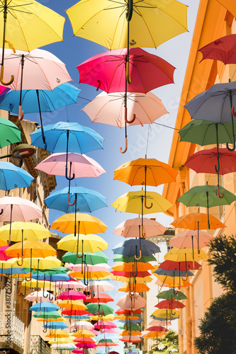 Rue pi  tonne color  e de parapluie multicolore - Un arc en ciel de couleur    Carcassonne 