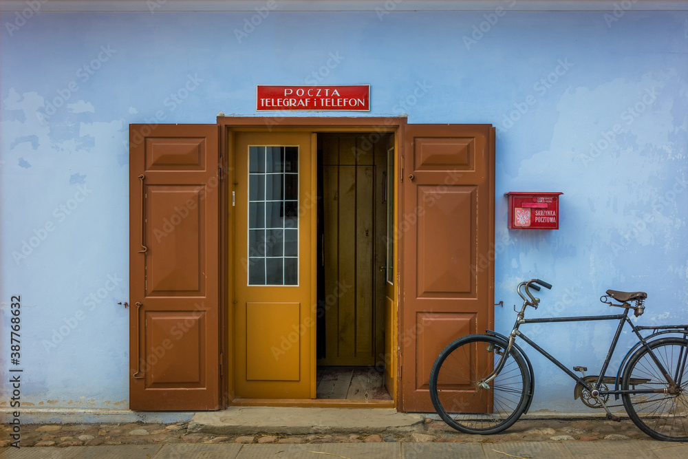 Obraz premium old bicycle in front of the post office