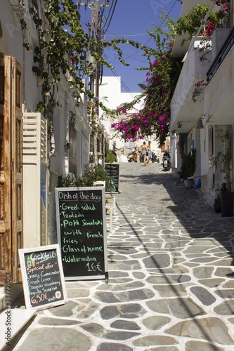 Fototapeta Naklejka Na Ścianę i Meble -  small street in Naxos island, Greece