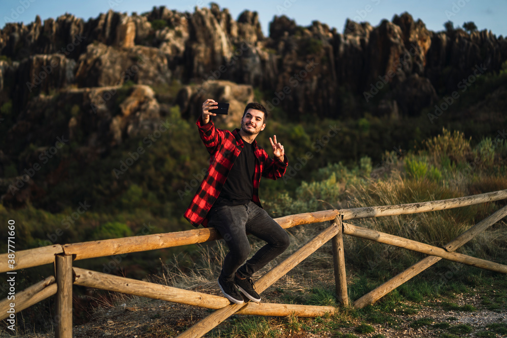 Chico joven con camisa roja estilo leñador en parque natural cerro del hierro,sevilla Chico joven con camisa roja estilo leñador en parque natural cerro del hierro,sevilla