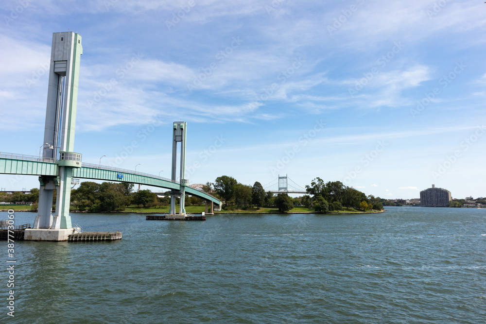 Naklejka premium Ward's Island Bridge over the East River Connecting to Randalls and Wards Islands in New York City