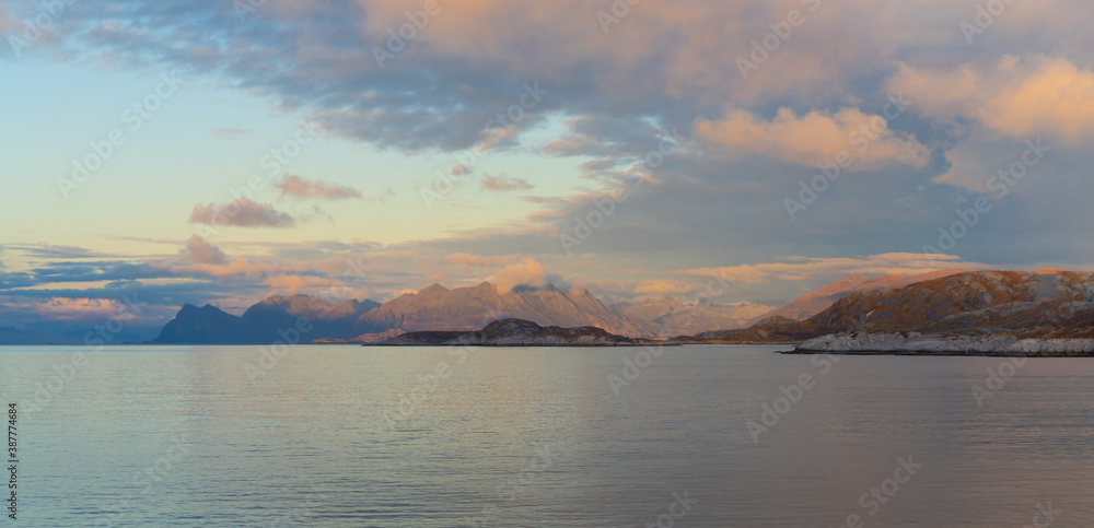 Saltfjorden w okolicy norweskiego miasta Bodo	