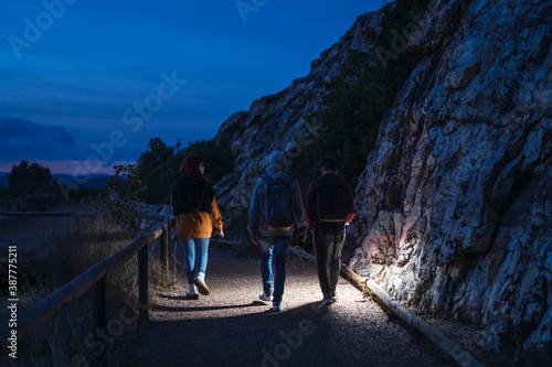 Tres amigos caminando de vuelta por la sierra del sevilla