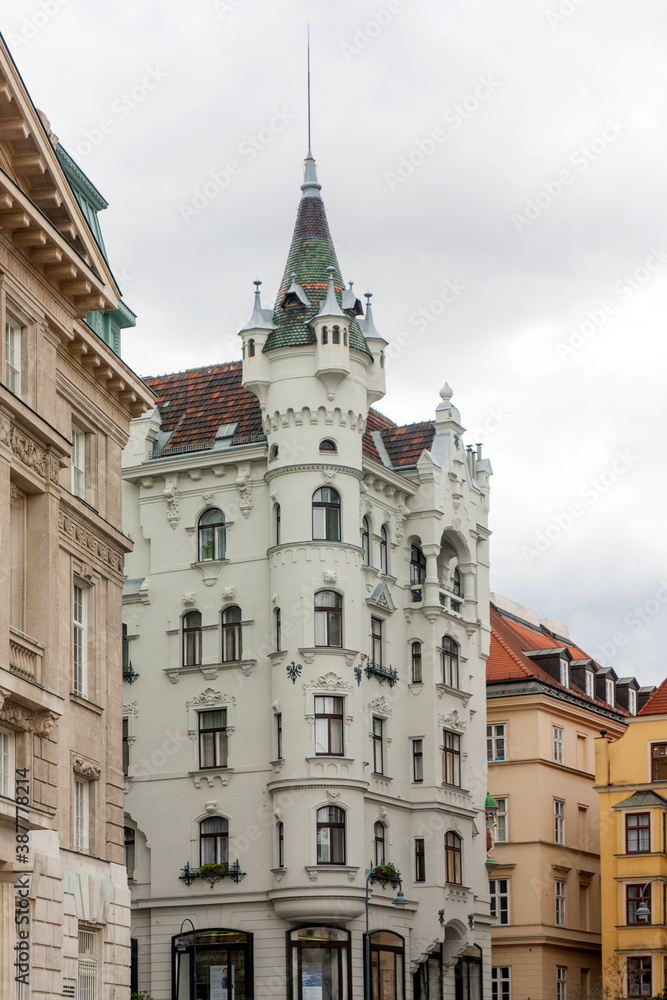 Torre de edificio antiguo en la ciudad de Viena, pais de Austria