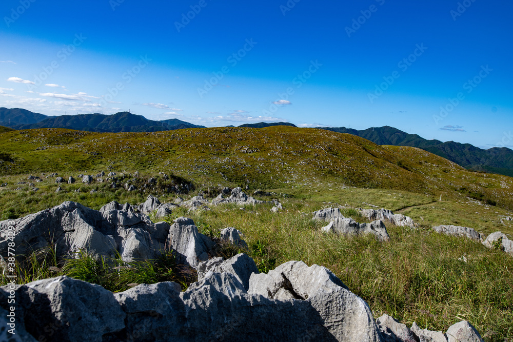 秋の秋吉台カルスト台地の風景が面白い、石灰岩とドリーネと草原の風景 фотография Stock | Adobe Stock