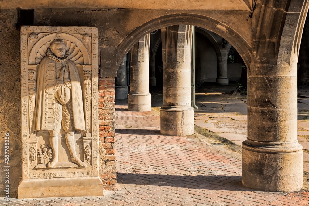 halle saale, deutschland - arkaden mit relief in der moritzburg