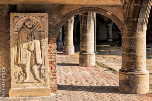 Obraz na płótnie halle saale, deutschland - arkaden mit relief in der moritzburg w salonie