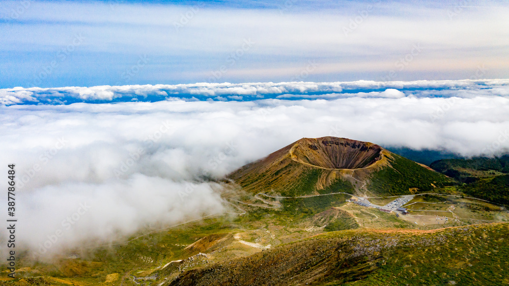 一切経山登山道より吾妻小富士と雲海を見下ろす風景が美しい夏の終わり Stock Foto Adobe Stock 一切経山登山道より吾妻小富士と雲海を見下ろす風景が美しい夏の終わり Stock Foto Adobe Stock