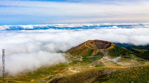 一切経山登山道より吾妻小富士と雲海を見下ろす風景が美しい夏の終わり