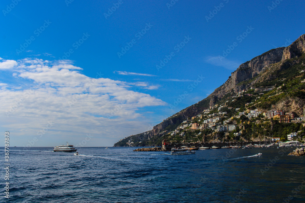 Φωτογραφία View of the town of Amalfi from the jetty with the sea, boats and colorful houses on the slopes of the Amalfi coast in the province of Salerno, Campania, Italy