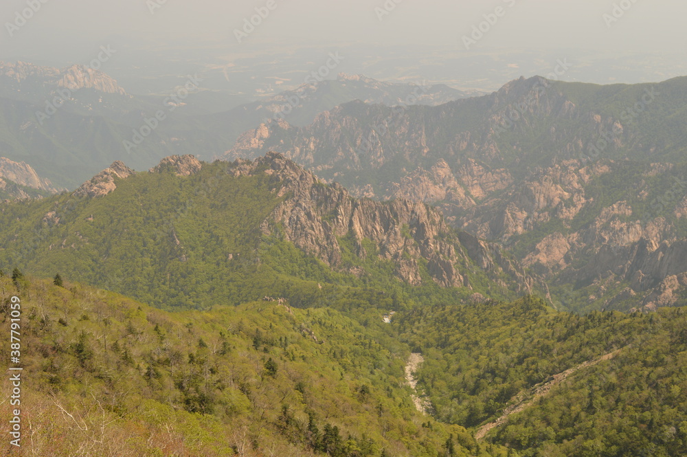 Obraz premium Hiking in the colorful and beautiful Seoraksan Mountains outside of Sokcho in South Korea, Asia