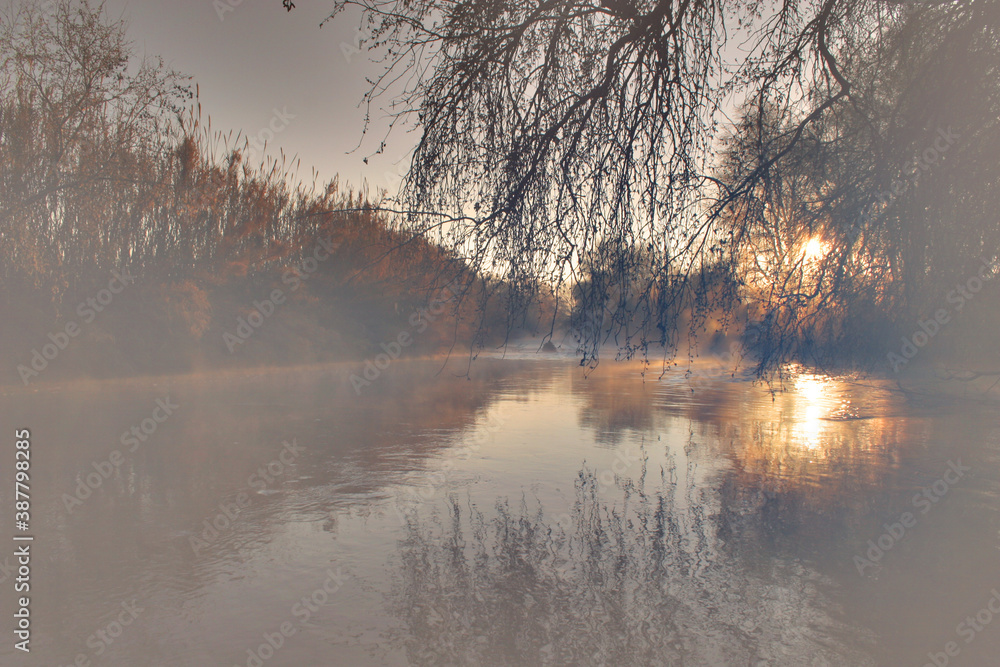 Amanecer con neblina en el río. Bruma, niebla o neblina. Río Segura, Cieza (Murcia). Amanecer con neblina en el río. Bruma, niebla o neblina. Río Segura, Cieza (Murcia).