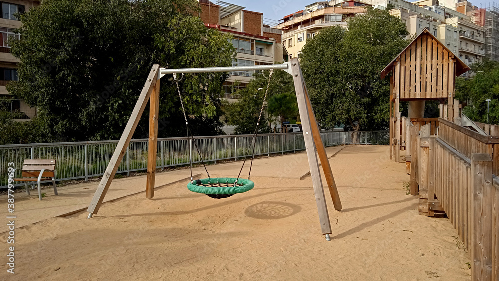 Juegos recreativos en parque infantil, con columpios, tobogán, escaleras