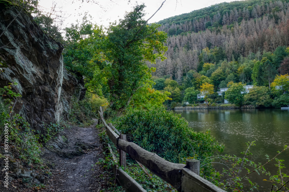 Natur-Wanderweg und Rur-Staubecken in der Eifel Natur-Wanderweg und Rur-Staubecken in der Eifel
