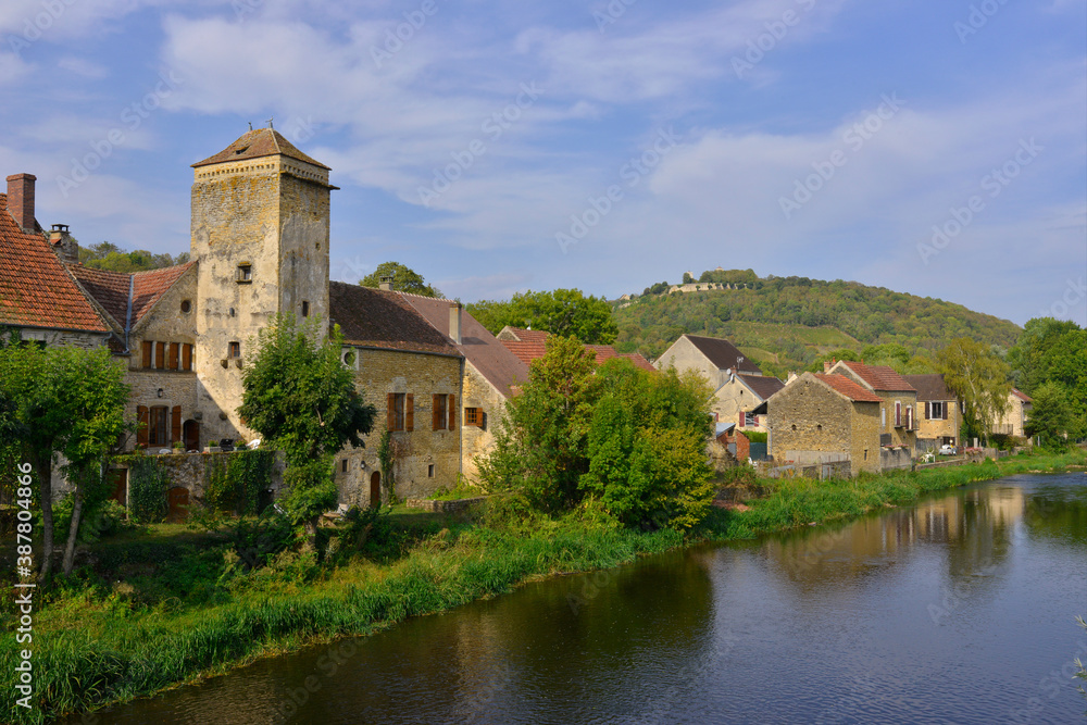 Au bord de la Cure à Saint-Père (89450), département de l'Yonne en région Bourgogne-Franche-Comté, France