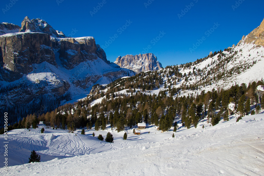 verschneite Winterlandschaft in den Dolomiten, Südtirol