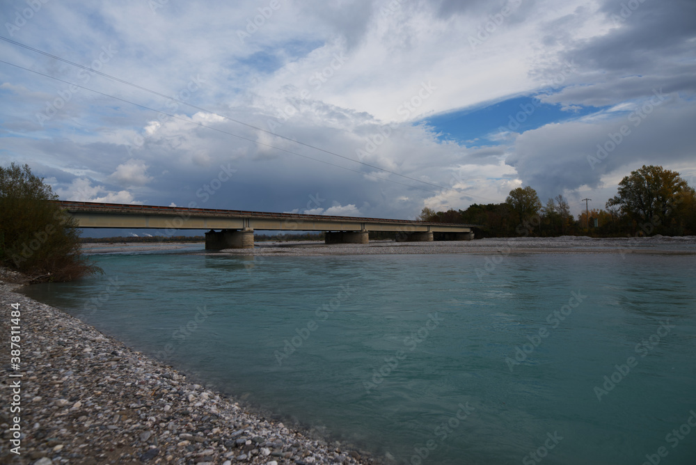 Obraz premium Fiume Tagliamento nel periodo autunnale