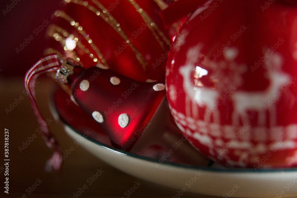 Gros plan de boules de noël rouges dont une en forme de champignon Gros plan de boules de noël rouges dont une en forme de champignon