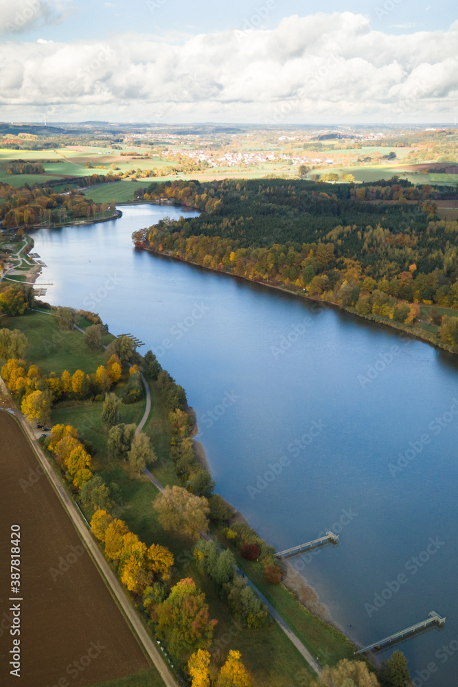 Luftbild vom Bucher Stausee im Herbst 