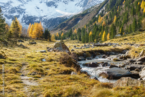 herbstliche Berglandschaft in den österreichischen Alpen mit Gletscher im Hintergrund