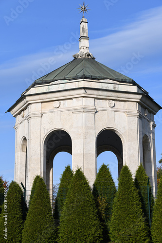 Das oktogonale Stiebermausoleum steht im öfftlichen Stieberpark in der Mittelfränkischen Kleinstadt Roth bei Nürnberg photo