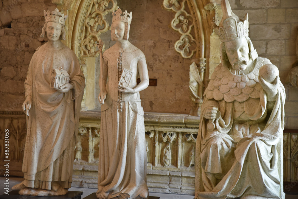 Statues au palais des Papes d'Avignon, France