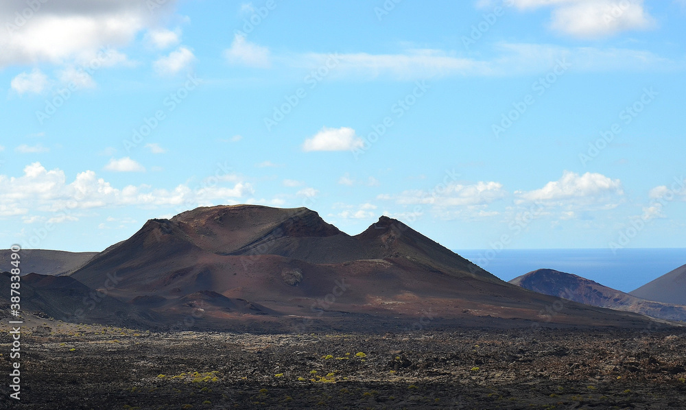 Paisajes volcanicos de la isla de lanzarote en las islas canarias, España, aorillas del oceano atlantico