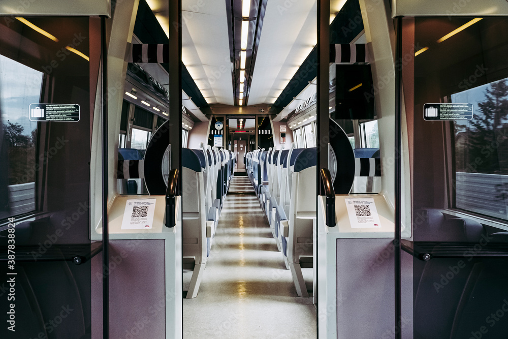 Obraz premium Intérieur d'un wagon de train totalement vide