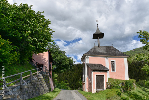 Geteilte Kirche am Kreuzbichl, Kreuzbichlkapelle, römisch-katholisch, Kirche, Gmünd, Kärnten, Oberland, Kirchturm, Malerei, Fresko, Glockenturm, Glockentürmchen, Altar, Altarraum, Treppe, Kärntner Obe photo