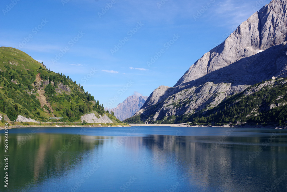 Lac glaciaire dans les Alpes italiennes