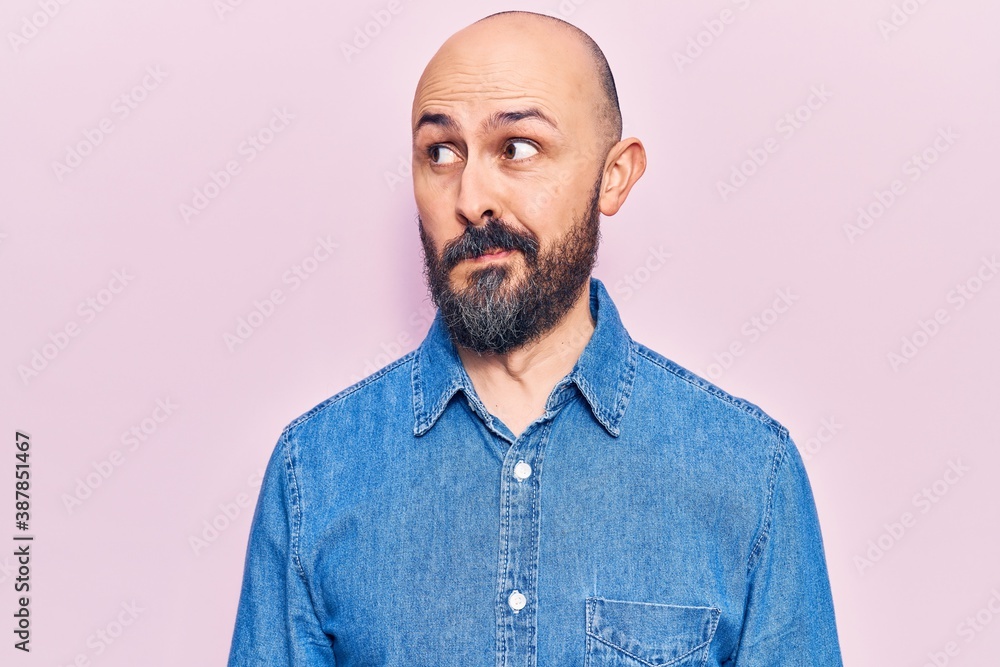 Obraz premium Young handsome man wearing casual clothes smiling looking to the side and staring away thinking.