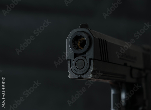 Canvastavla caños de pistola detallado con fondo negro