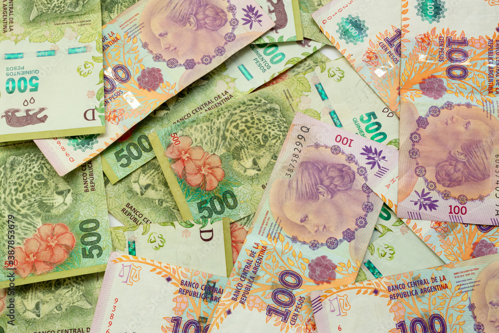 Argentine money, 500 pesos bills and 100 pesos bills.