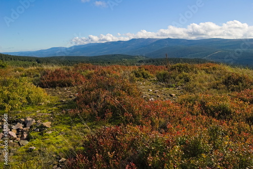 Jesienny widok na Karkonosze z kopalni Stanisław w górach Izerskich. 