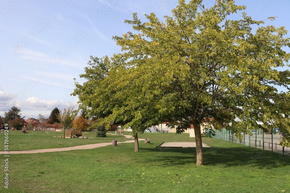 Le parc de la fraternité, grand jardin public à Heyrieux, ville de Heyrieux, département de l'Isère, France