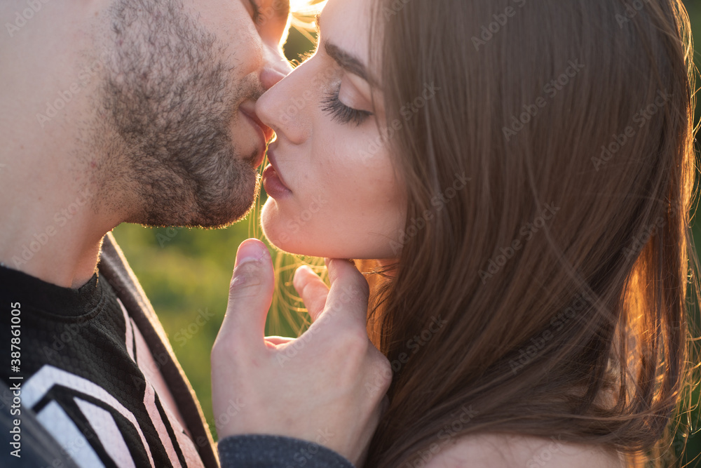 Foto de Sexy couple kiss lips. Valentines Day, romantic and date. do