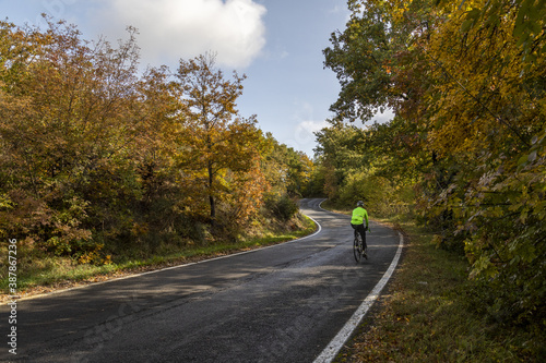 Ciclista su strada in autunno